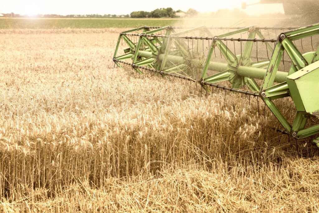 combine-harvester-working-wheat-field-1280×855-1