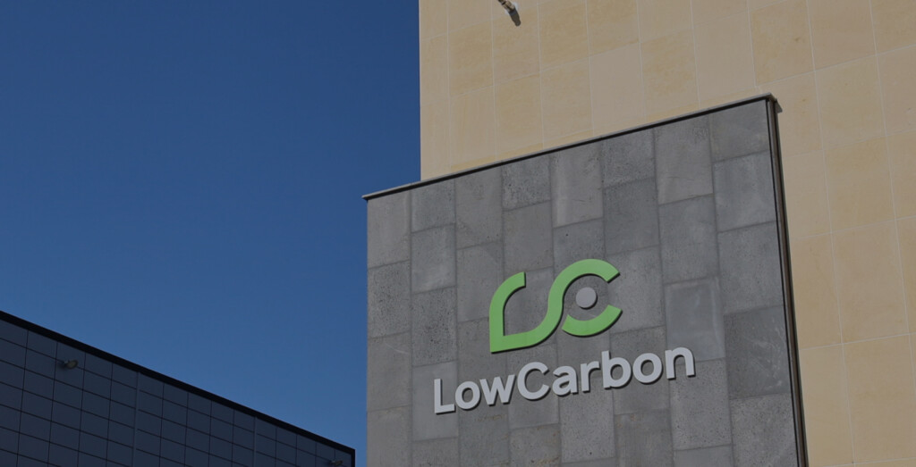 Low carbon, an environmental leading company, will walk toward becoming a global environmental company.